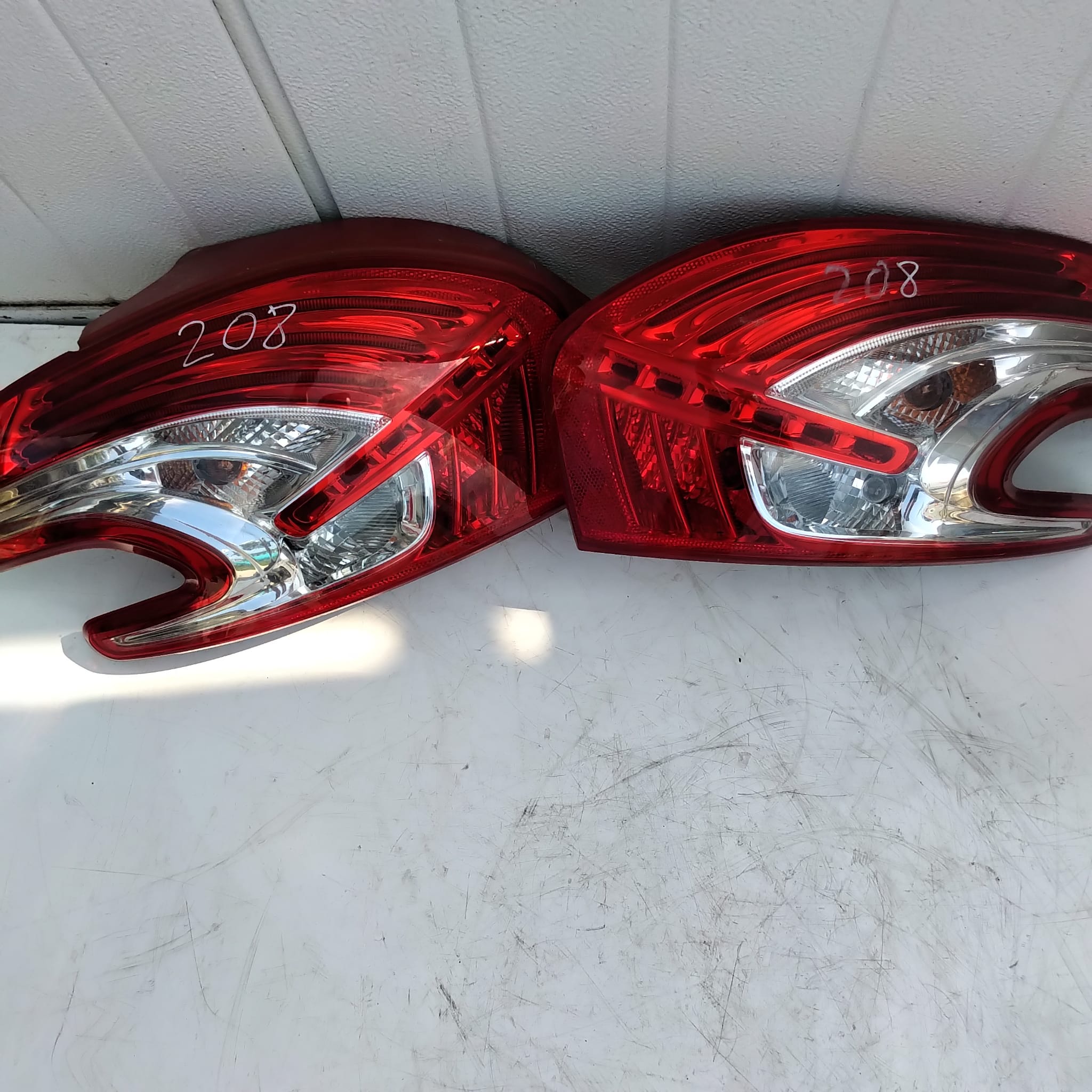 set-stopuri-peugeot-208-pre-facelift-stanga.jpg Set stopuri Peugeot 208 (2012–2015) stânga + dreapta, cu LED - imagine 1