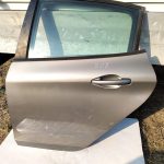Ușă stânga spate Peugeot 208 (2012–2019) completă, gri-bej metalizat