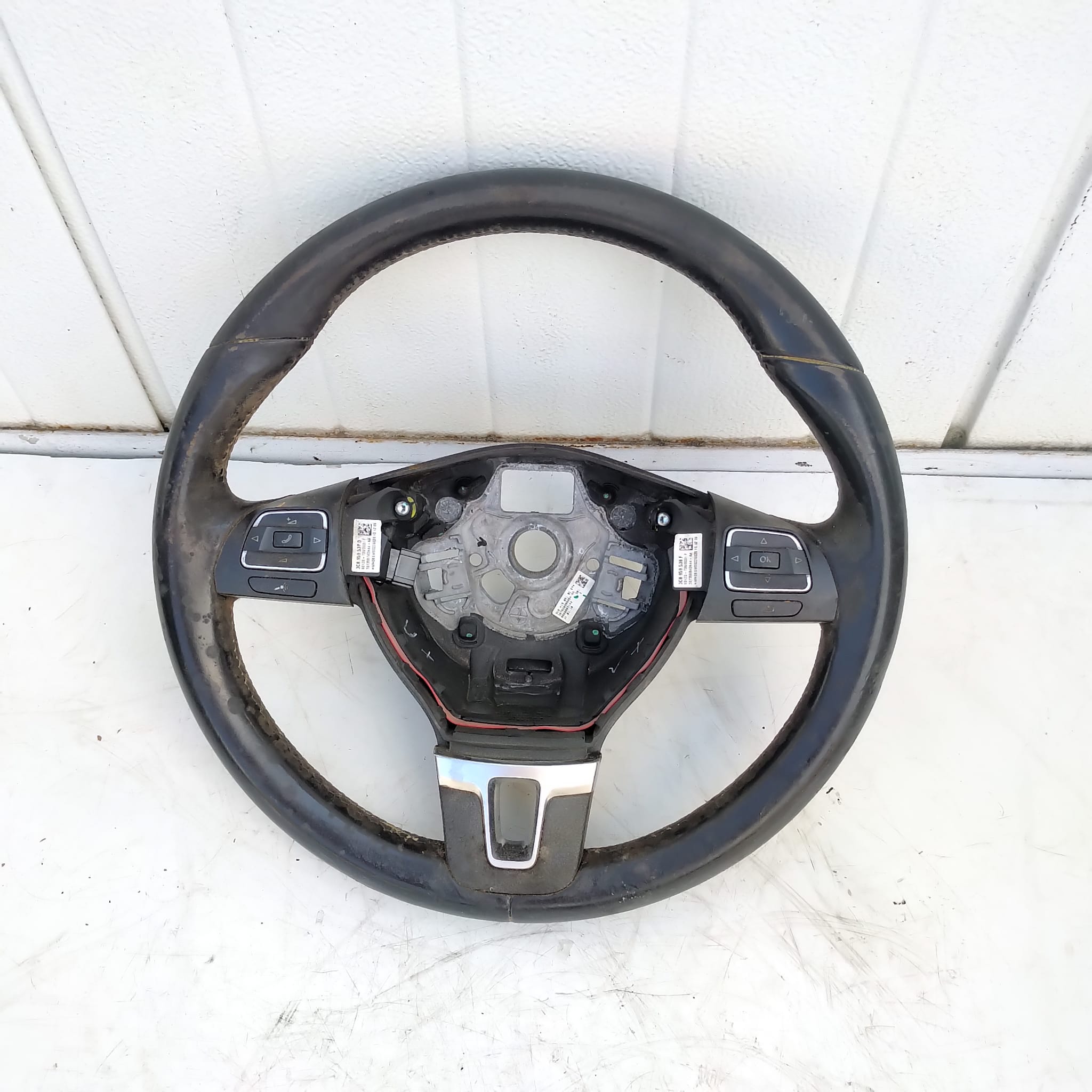 volan-piele-comenzi-vw-passat-b7-3c8959538f-spate.jpg Volan piele cu comenzi VW Passat B7 / CC / B6, 3 spițe – module 3C8959538F (fără airbag) - imagine 1